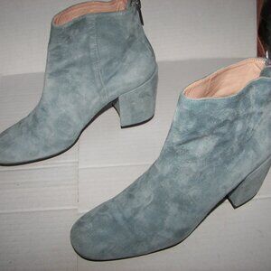 Stuart Weitzman women's light blue suede 7" high ankle boots rear zipper size 7